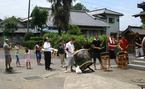 地域の皆様の、太鼓と笛の演奏です。