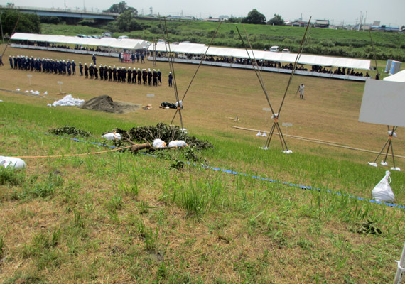 竹とげ、杭こしらえ、土嚢つくりなどの、実際の状況に即した訓練が行われました。