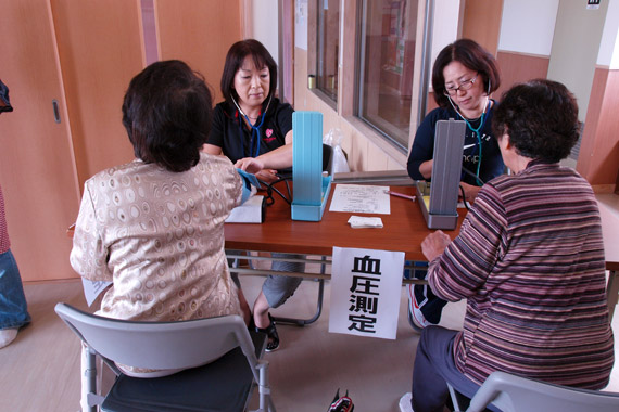 血圧測定と、健康へのアドバイスが行われました。