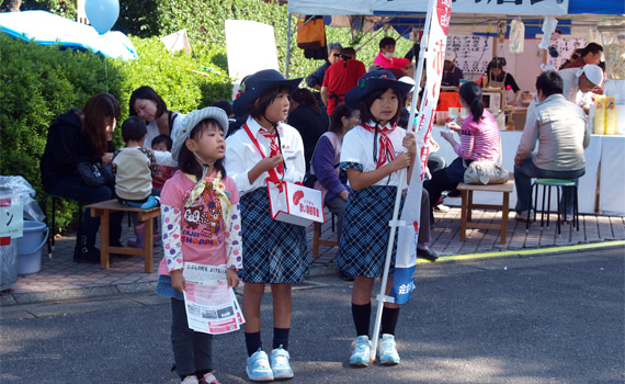 声を張り上げて募金活動を行っていました。