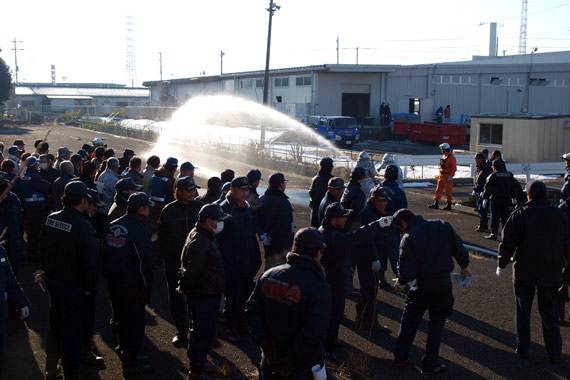 消防車を使っての放水訓練