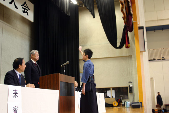 代表の選手が、選手宣誓をしています。