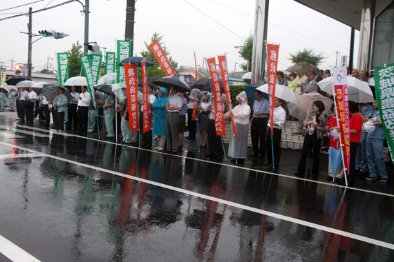 雨の中聞き入る聴衆