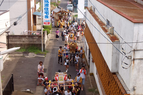 狭い道をおみこしが進みます