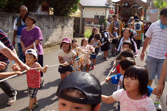 山車を引っ張る子供たちその2