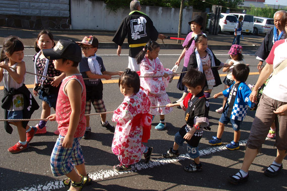 山車を引っ張る子供たちその3