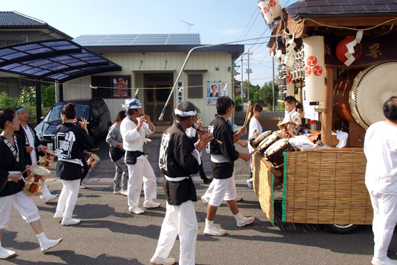 事務所前通過