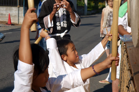 太鼓をたたく子供たち