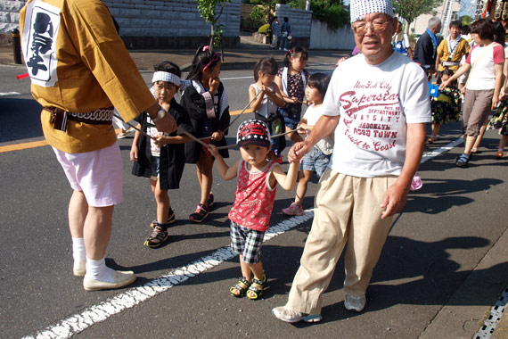 孫の手を引き