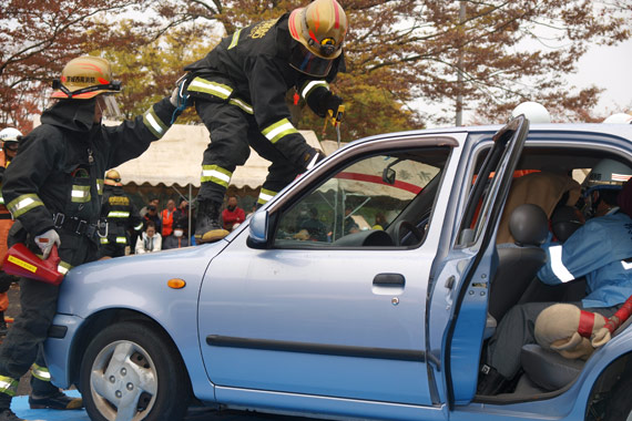 車に閉じ込められた人の救出