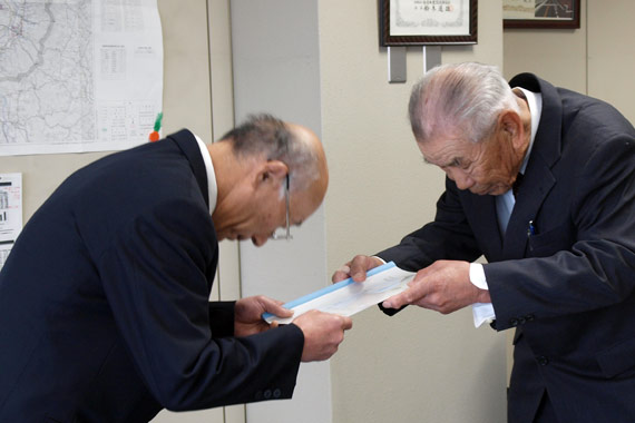 大島会長要望書手渡し