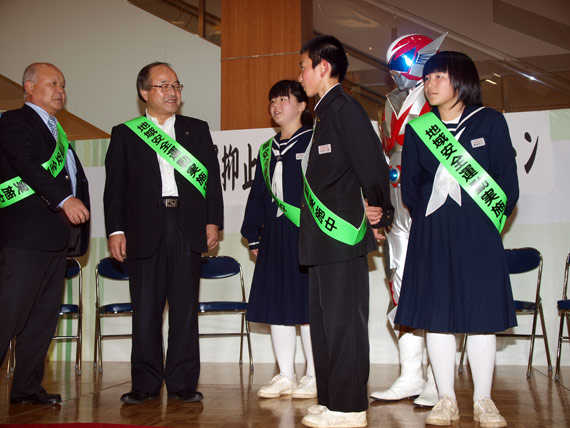 中学生やイバライガーといっしょに、未成年犯罪抑止・飲酒運転根絶を訴えました