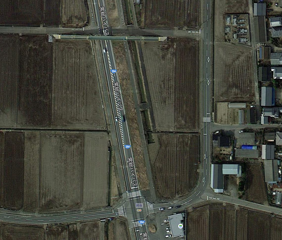 上が北。下に「肘谷交差点」。中央、常総バイパス右側の「溝」が整備対象の「排水路」
