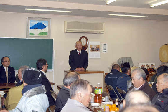 下妻市議会議員　程塚氏のご挨拶。私の県政報告会には、地元の市議会議員さんも出席して下さることがあります。