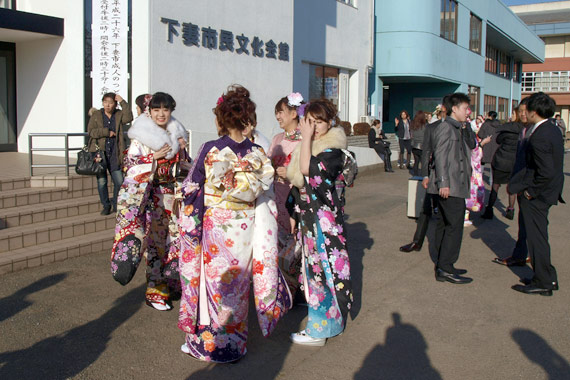 着飾った新成人。今年は、和服姿が少ないような。