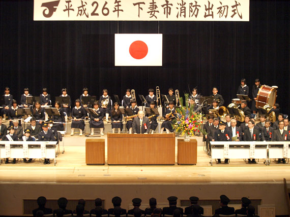 下妻中学校吹奏楽部や主催者・来賓者の前でご挨拶