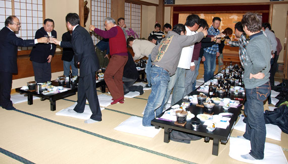 乾杯!!　新年会では、若さ一杯に