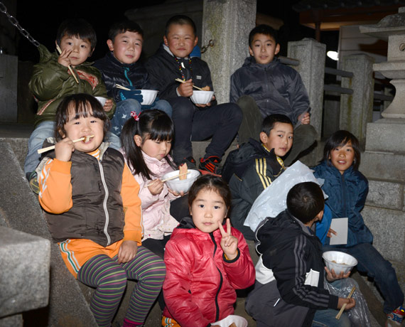 豆撒き前の、子供たちのお楽しみ