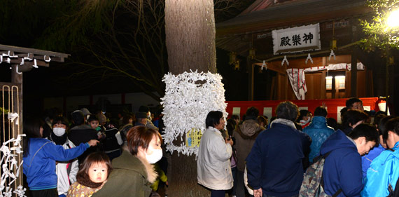 大宝八幡宮の神楽殿で豆撒きをしました。