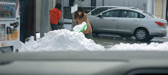 除雪ではなく、移雪。街中では捨てる場所がない。