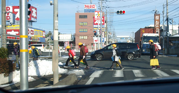 翌日、除雪された歩道を行く通学児童