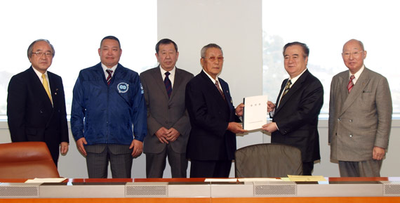 こちらは、野田市商工会、実行委員会の要望書手渡し