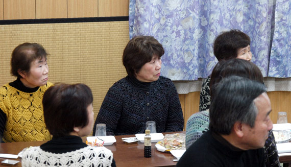 本宿・本城地区：女性の支持者も熱心に