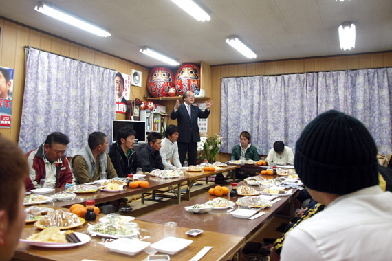 豊加美地区の青年部を前に県政について説明