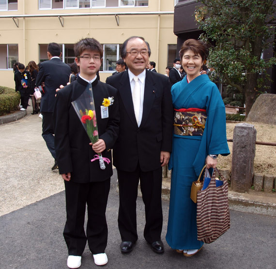 卒業生と記念撮影