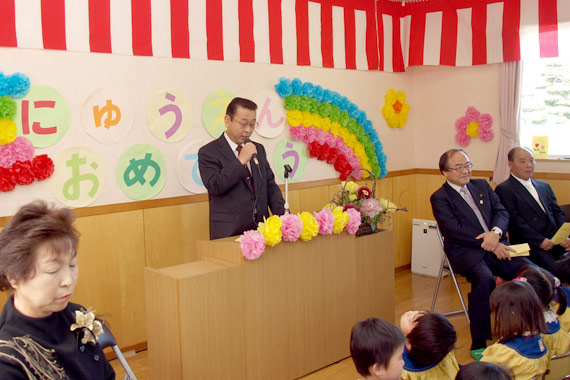 理事長先生のご挨拶も、元気な園児に圧倒され