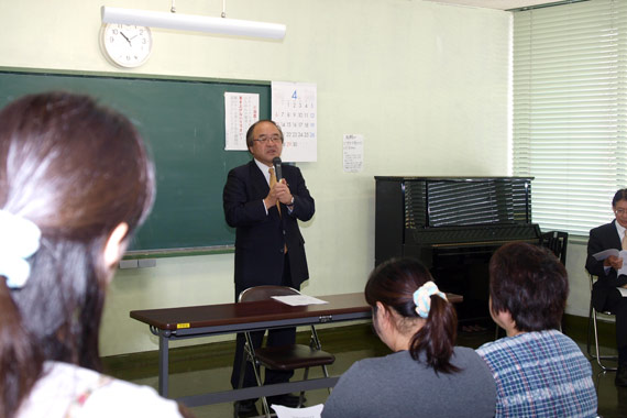 にぎやかな中でご挨拶