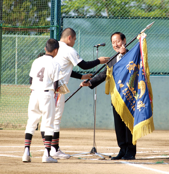 優勝旗の返還