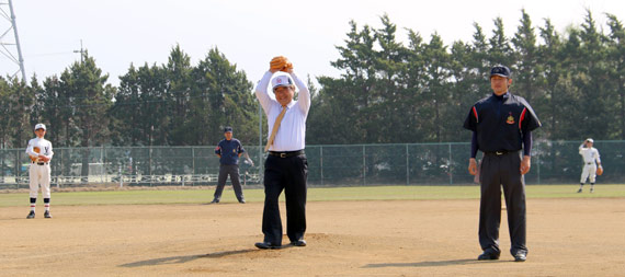 バッターは、稲葉市長の始球式