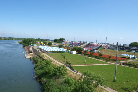 大形橋の北側河川敷が会場です。