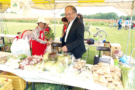 野菜を並べたJA模擬店