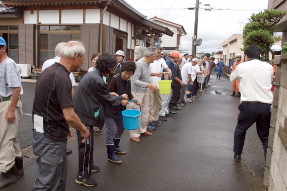 二列に並んで、水入りバケツと空バケツがぐるりと回ります。