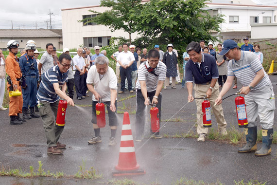 火事だぁ！と叫んで消火器を持ち出します。