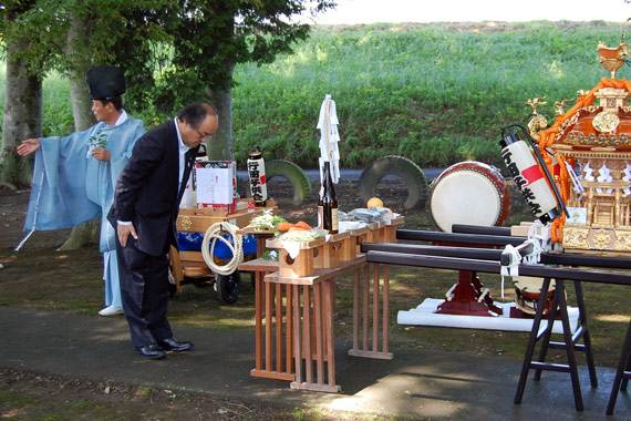 神社で清めの儀式を受けるお神輿