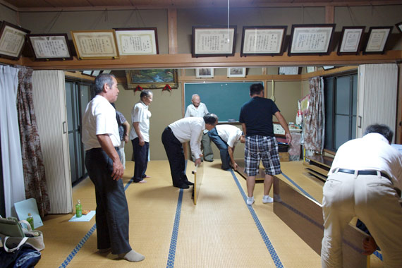 報告会がお開きになると、みんなで後片付けです。本日は、二時間半に及ぶ報告会・懇談会でした。