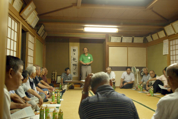 『車座』は、部屋の外から撮影すると、こんな風。いつもの正面からの撮影は遠慮させていただくことに。