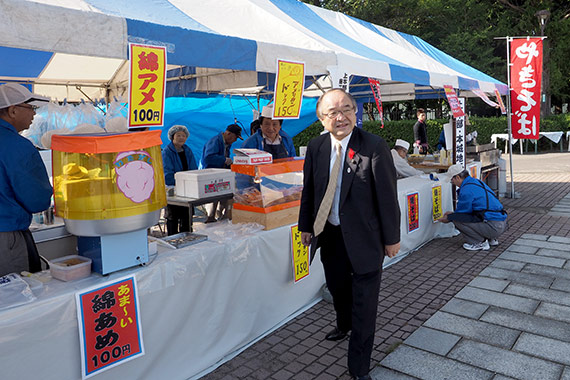 会場に至る沿道には、出店がたくさん。皆さんにご挨拶をしながら、お店拝見をしました。