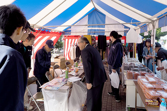 「釜揚げえび」屋さんでは、味見をさせていただいて、ここでも支持者の方にご挨拶をさせていただきました。