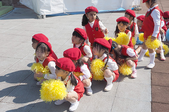 出番を待つ法泉寺保育園の園児たち。保育園総出の演技ですから、当然のごとくご両親も総出、です。