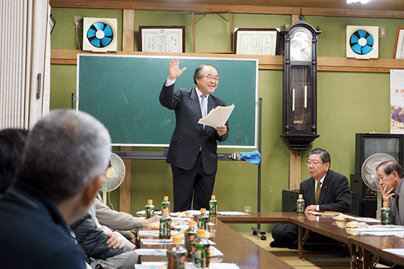 資料片手に県政のご報告。できるだけわかりやすくを心がけ、時には冗談を交えての説明会です。