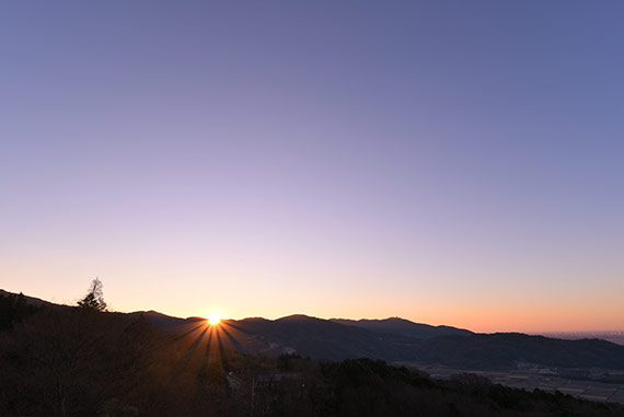 本年元旦、筑波山神社からの初日の出。雲ひとつない晴天に、昨年の暗さを吹き払うような日の出でした。「瑞祥（ずいしょう）」、「めでたいことの起こる前兆」に思えました。